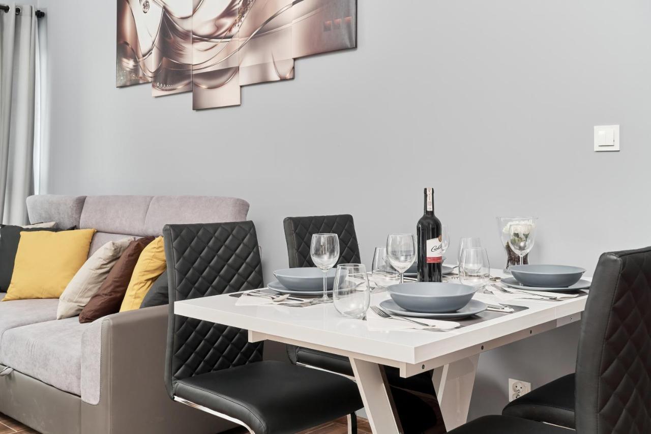 Apartments Wroclaw Jana Pawla II With Free Parking Wroclaw By Noclegi Renters Bagian luar foto